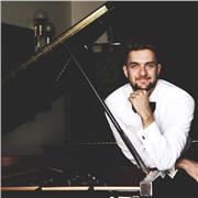 Esperto docente di Pianoforte, Concertista laureato con massimo dei voti e lode presso il Conservatorio Niccolò Piccinni di Bari